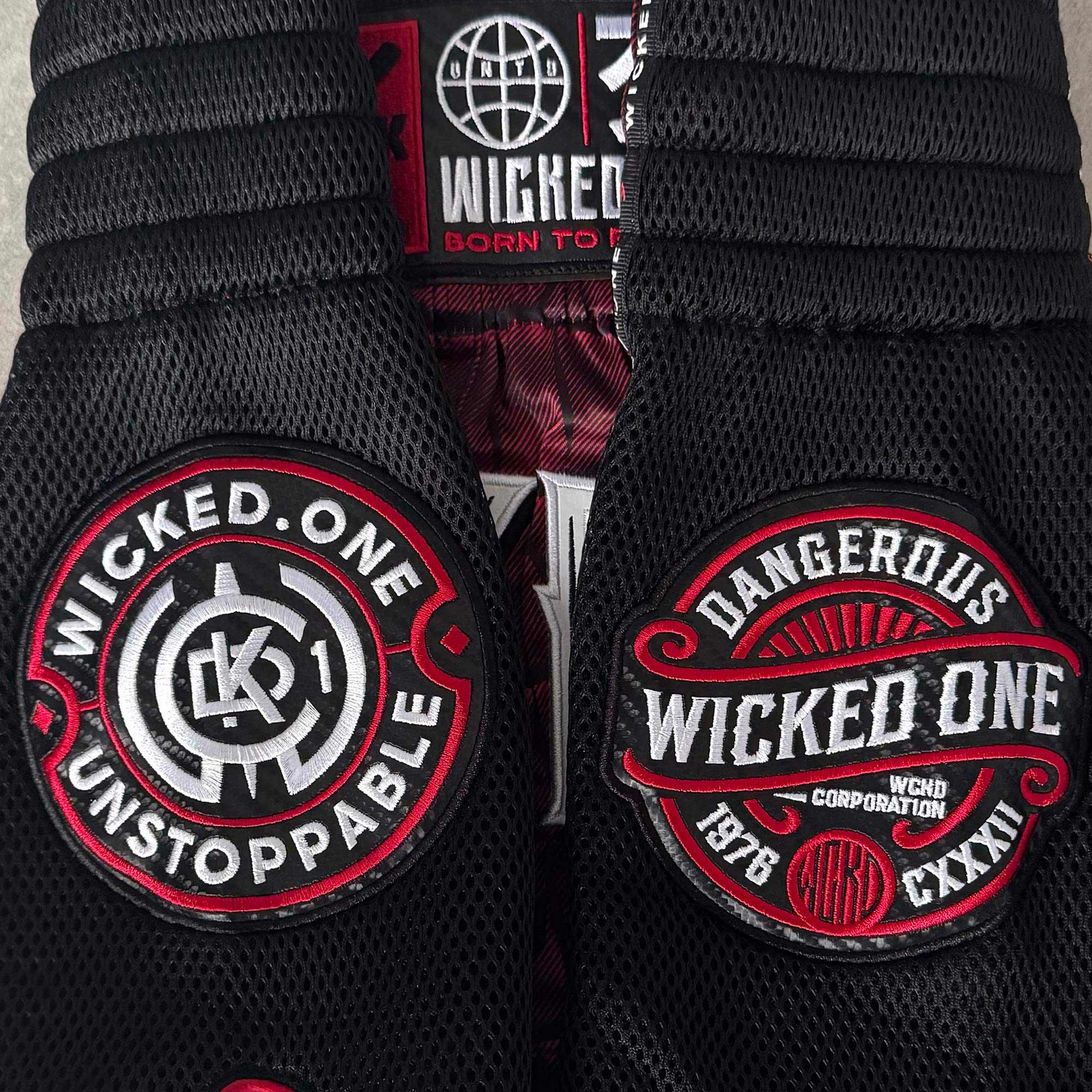 Short de Muay Thaï rouge Wicked One CAÏMAN avec ceinture traditionnelle et fentes latérales pour liberté de mouvement
