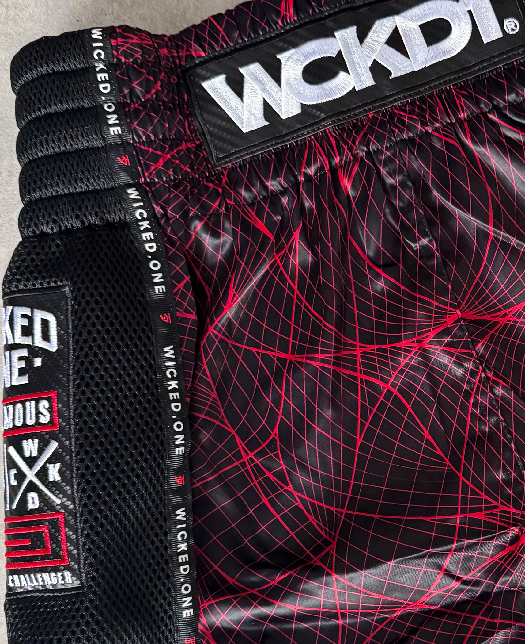 Short de Muay Thaï Wicked One - METAVERSE Noir/Rouge