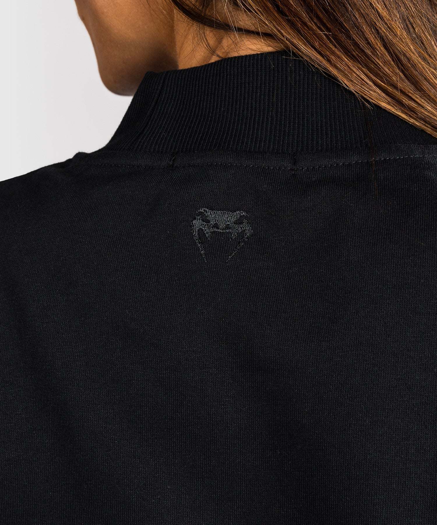 Sweatshirt Venum Pulse noir et blanc pour femmes, confortable et chaud, idéal avant et après l'entraînement.