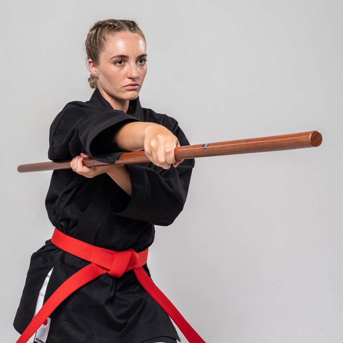 Bo en chêne rouge massif FUJIMAE de 154 cm pour pratique du kobudo avec finition foncée standard