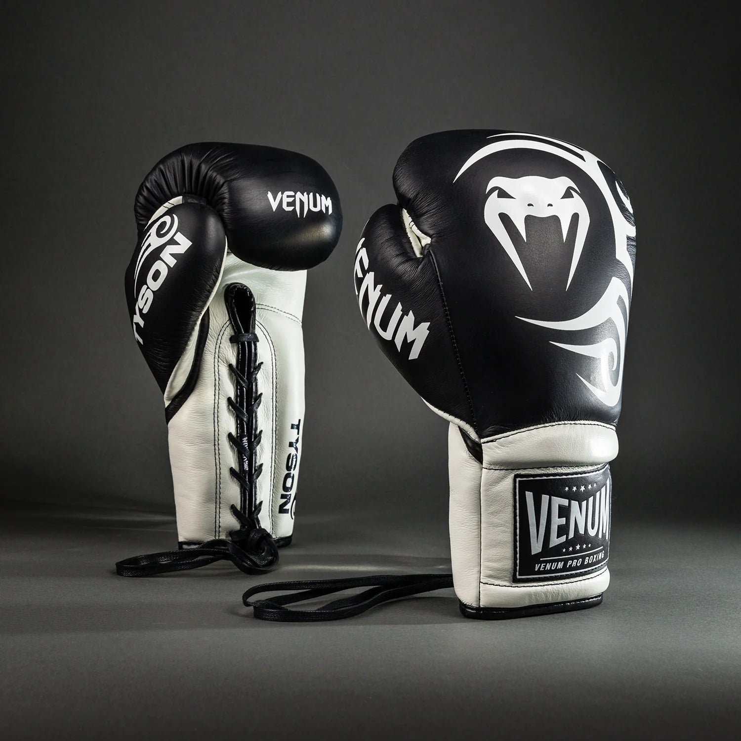 Gants de Boxe Pro avec lacets Venum Giant 2.0 Mike Tyson - Noir/Blanc