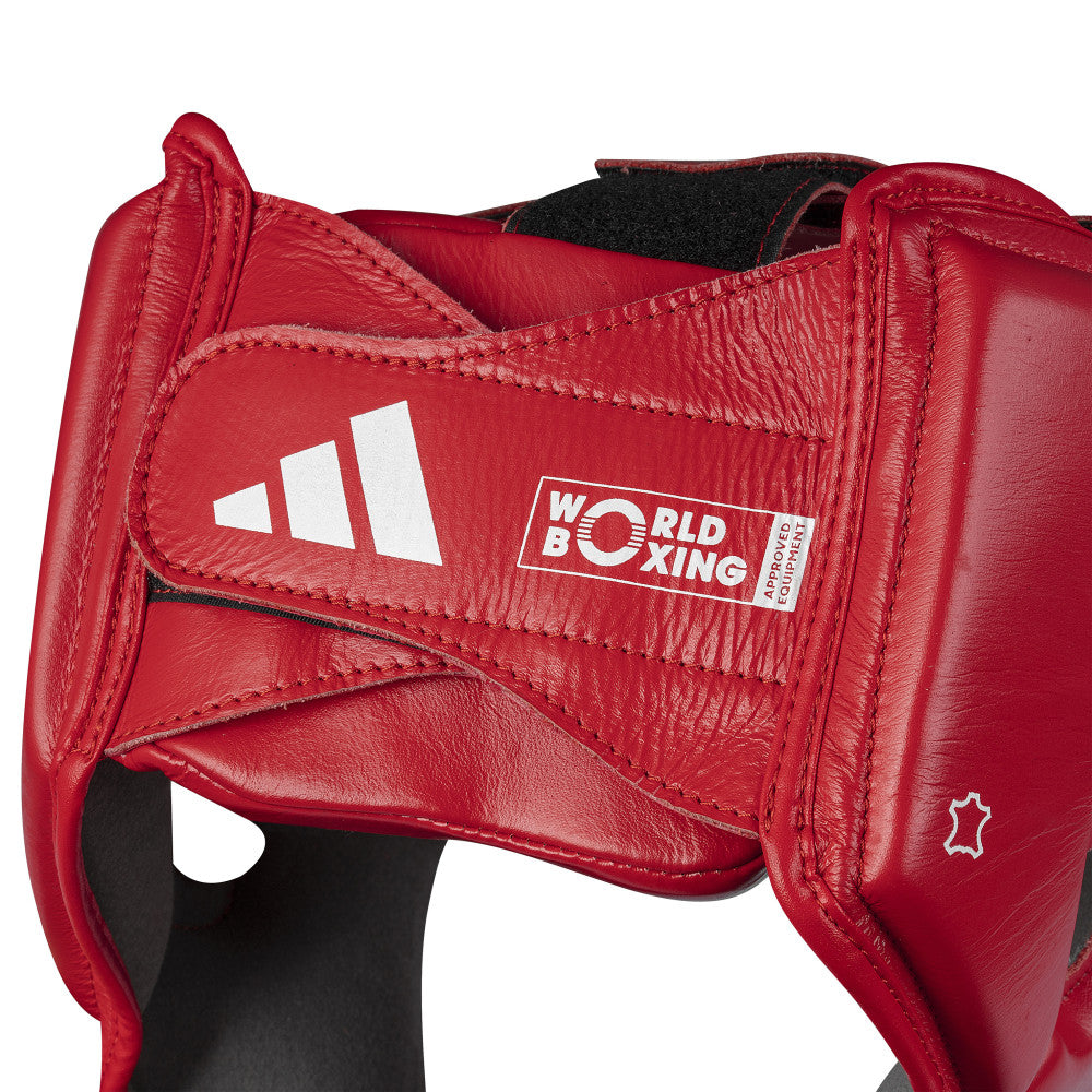Casque de boxe adidas World Boxing rouge vu de profil, protection des pommettes