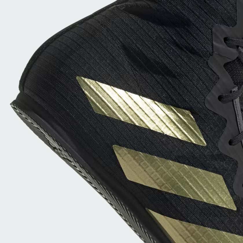 Chaussures de boxe anglaise Adidas Box Hog IV noires et or avec tige haute pour maintien cheville et adhérence optimale