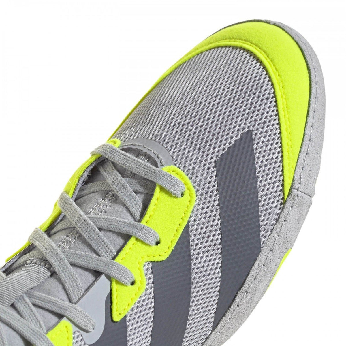 Chaussures de lutte adidas Adizero Gris Néon portée sur le tapis