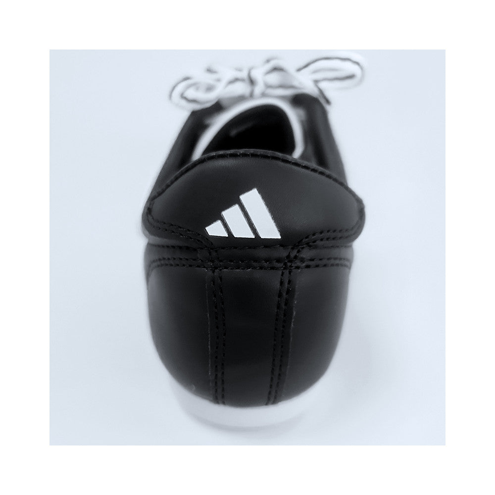 Lacet court et partie couvrante sur le dessus du pied de l'Adi-Kick II