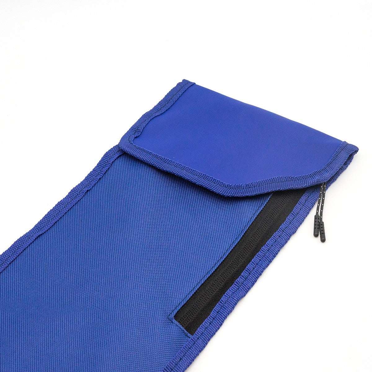 Étui à bâtons Kali FUJIMAE bleu navy en polyester léger avec renfort PU, fermeture velcro et zip, bandoulière réglable pour arts martiaux.