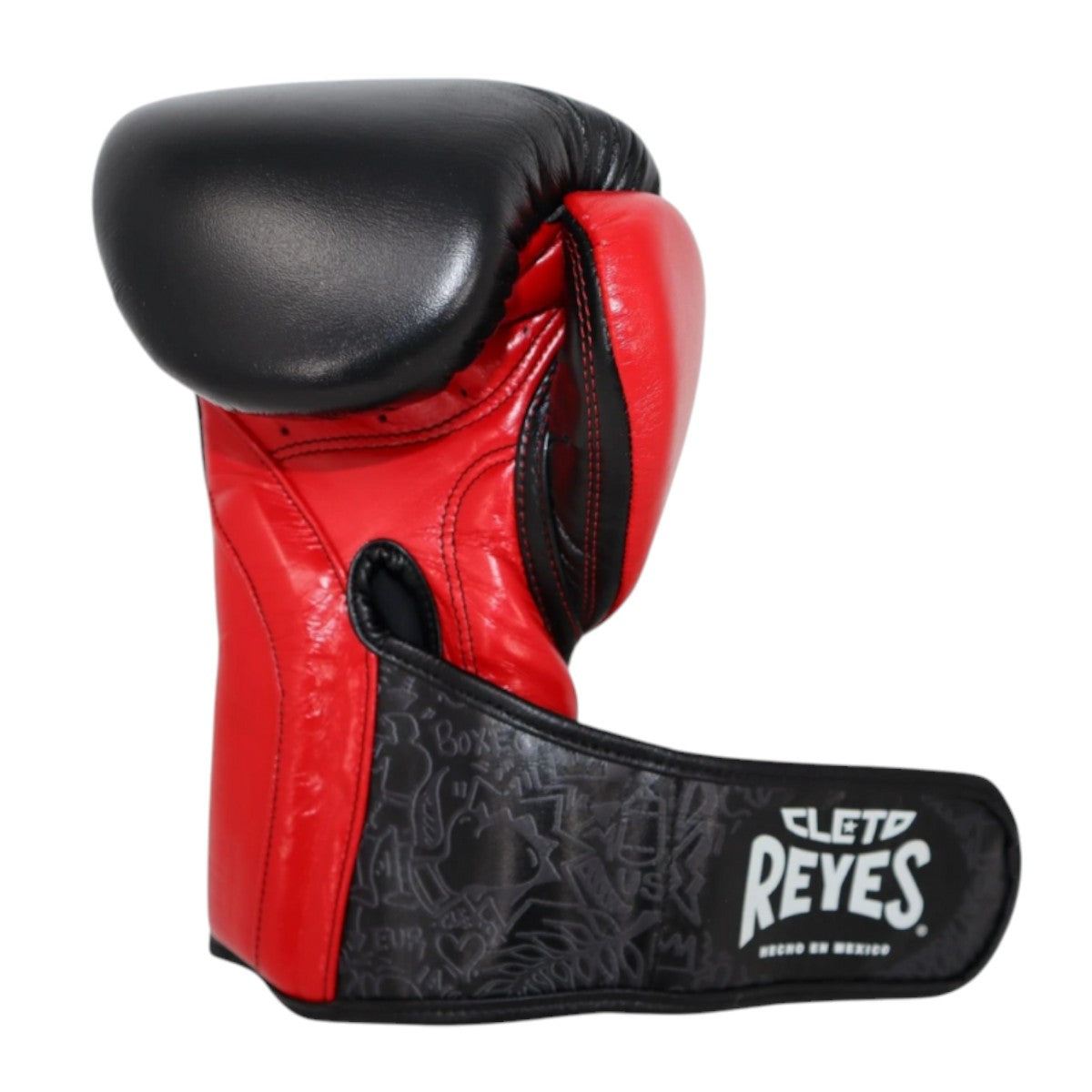 Design gravé sur la manchette du gant Cleto Reyes High Precision noir et rouge