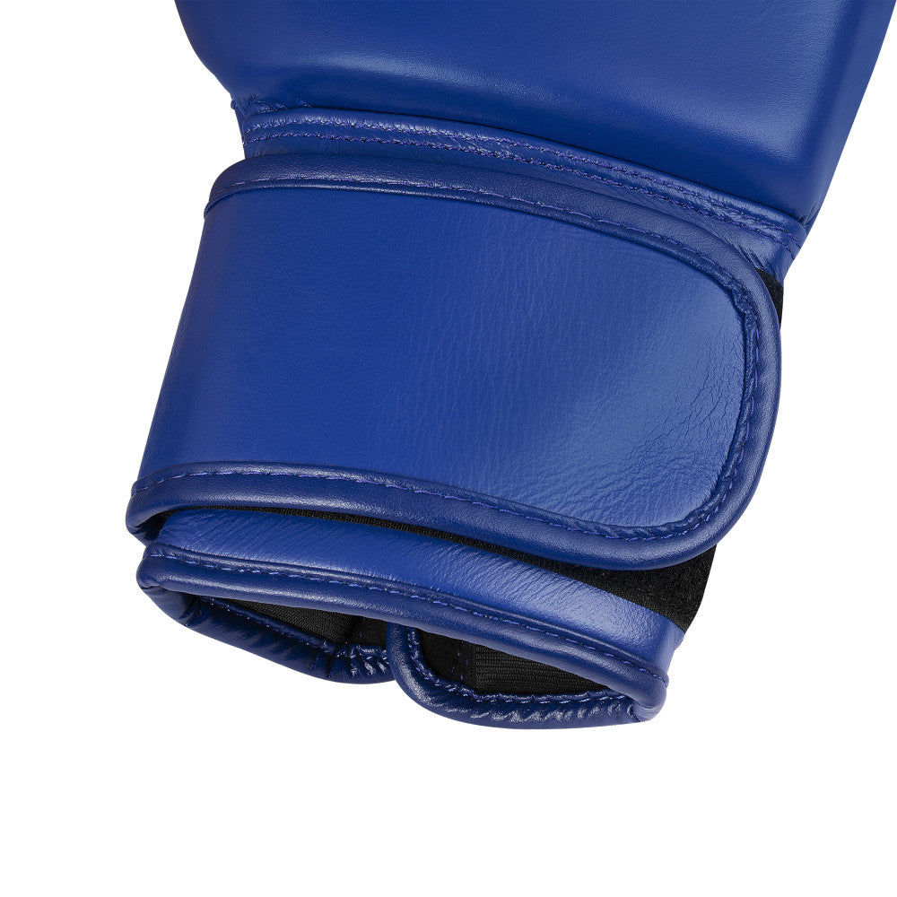Cuir et logo trois bandes du gant de boxe adidas World Boxing bleu