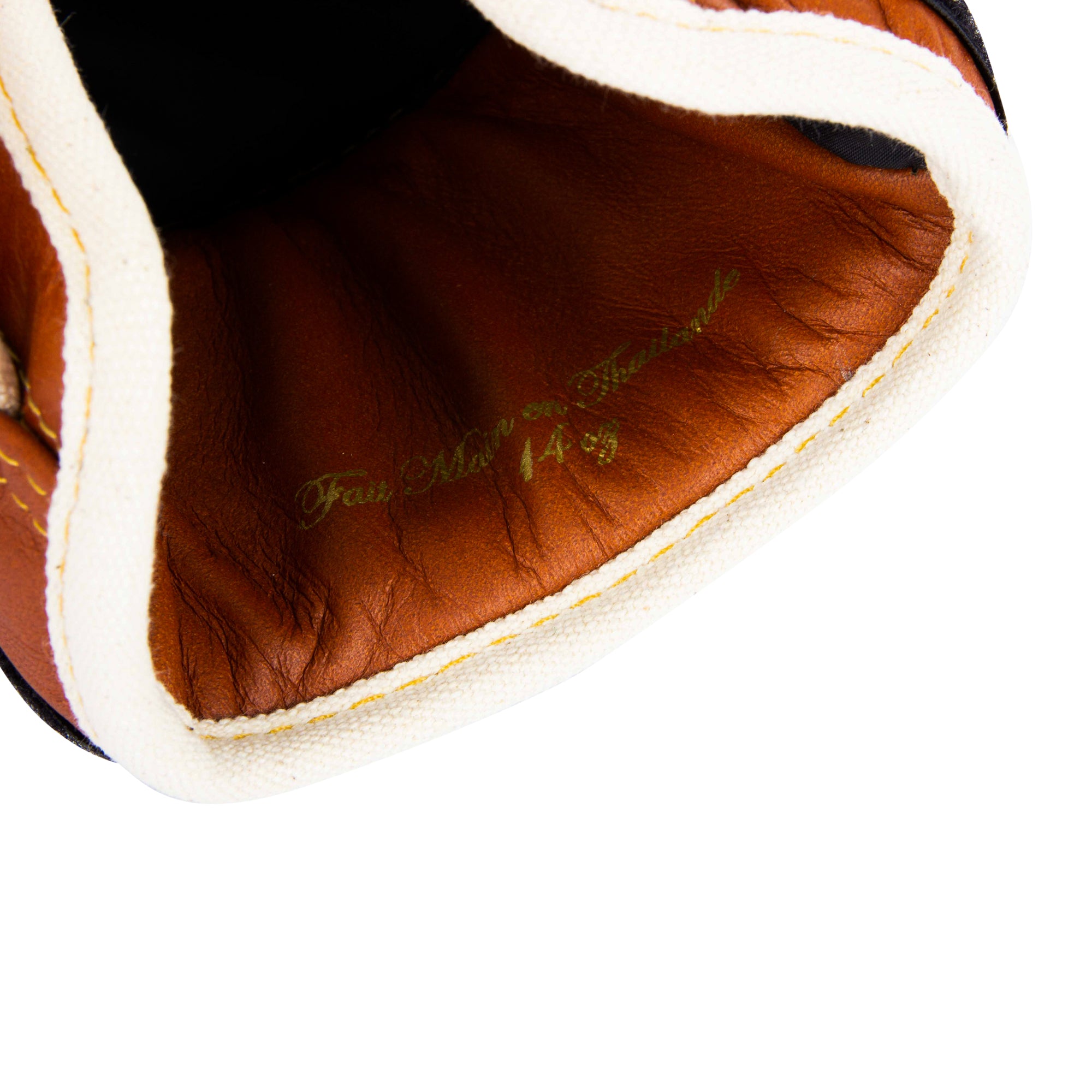 Coutures renforcées du gant de boxe ELION en cuir marron