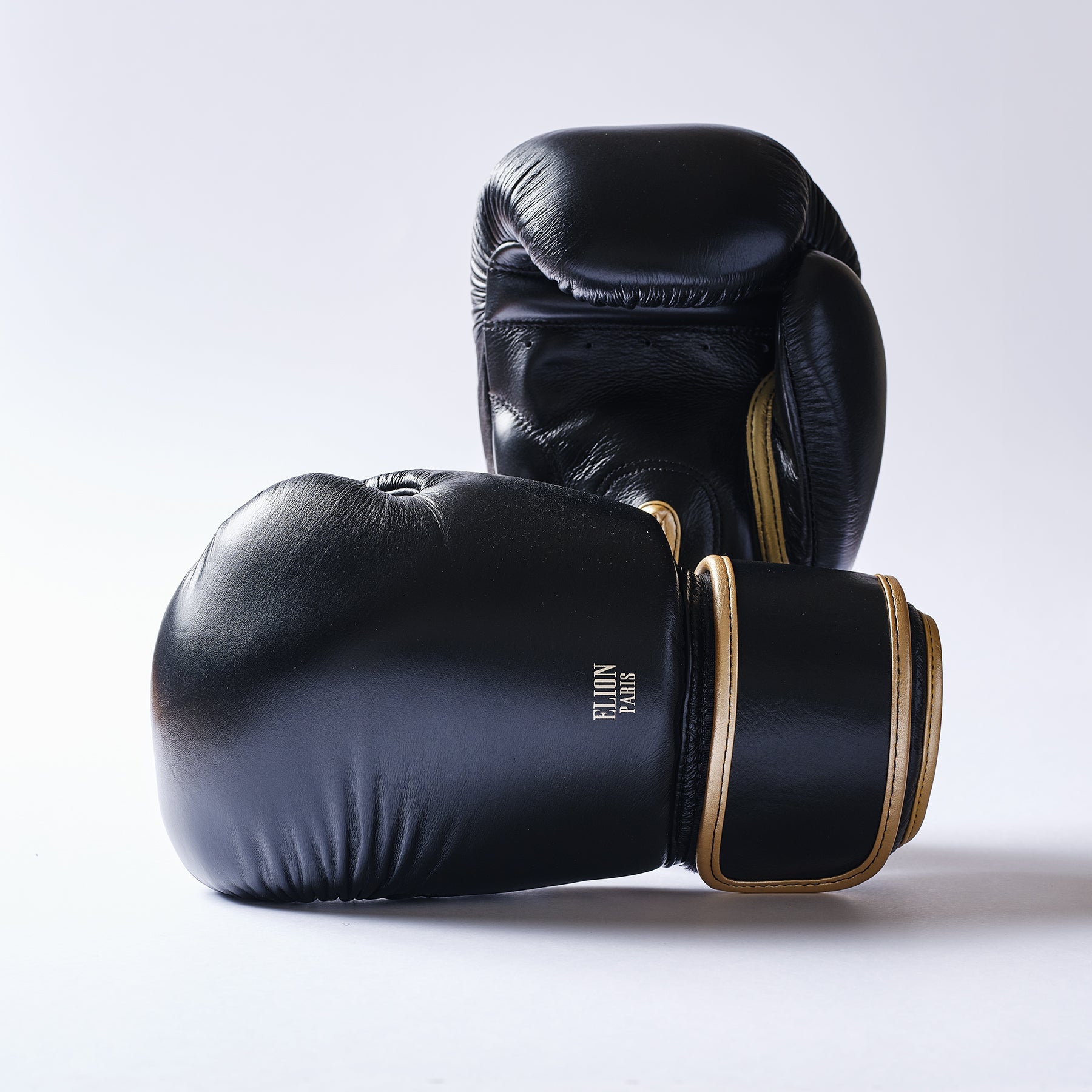 Forme ronde et compacte du gant ELION Collection Paris noir et or