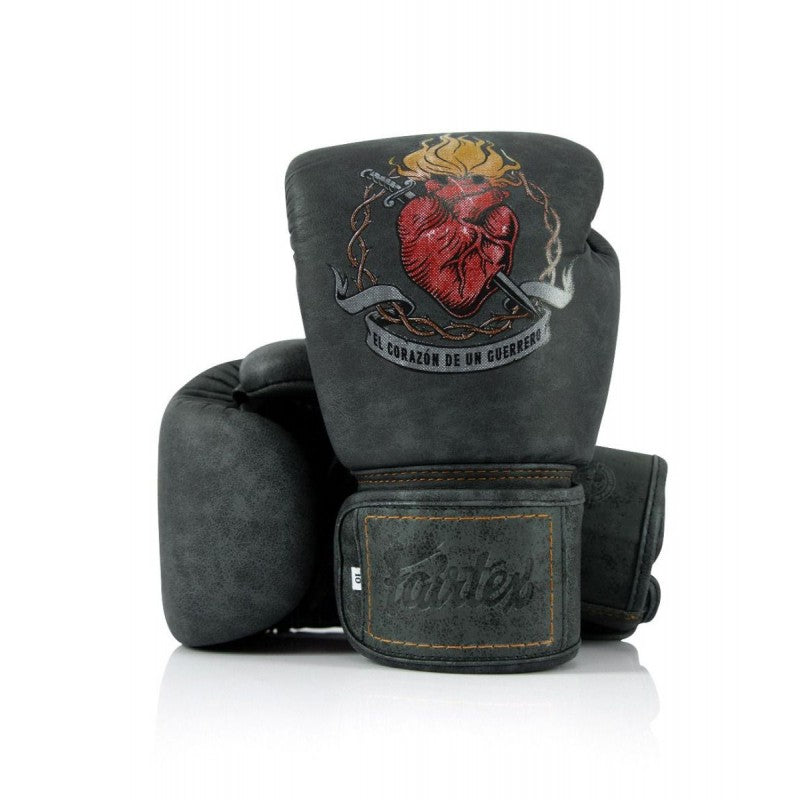 Gants de boxe Fairtex Heart of Warrior en cuir vintage noir, sérigraphie cœur sacré