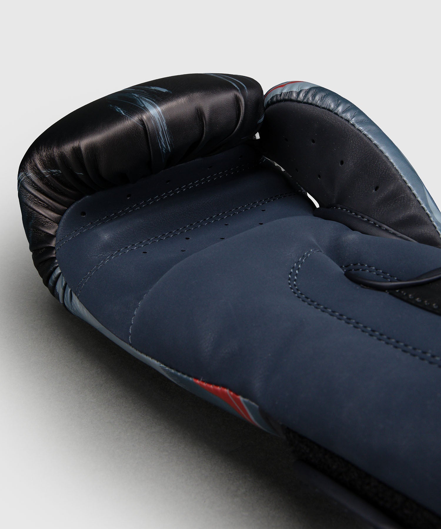 Gants de Boxe Venum Demon Noir/Gris disponible à la Boutique des Arts Martiaux