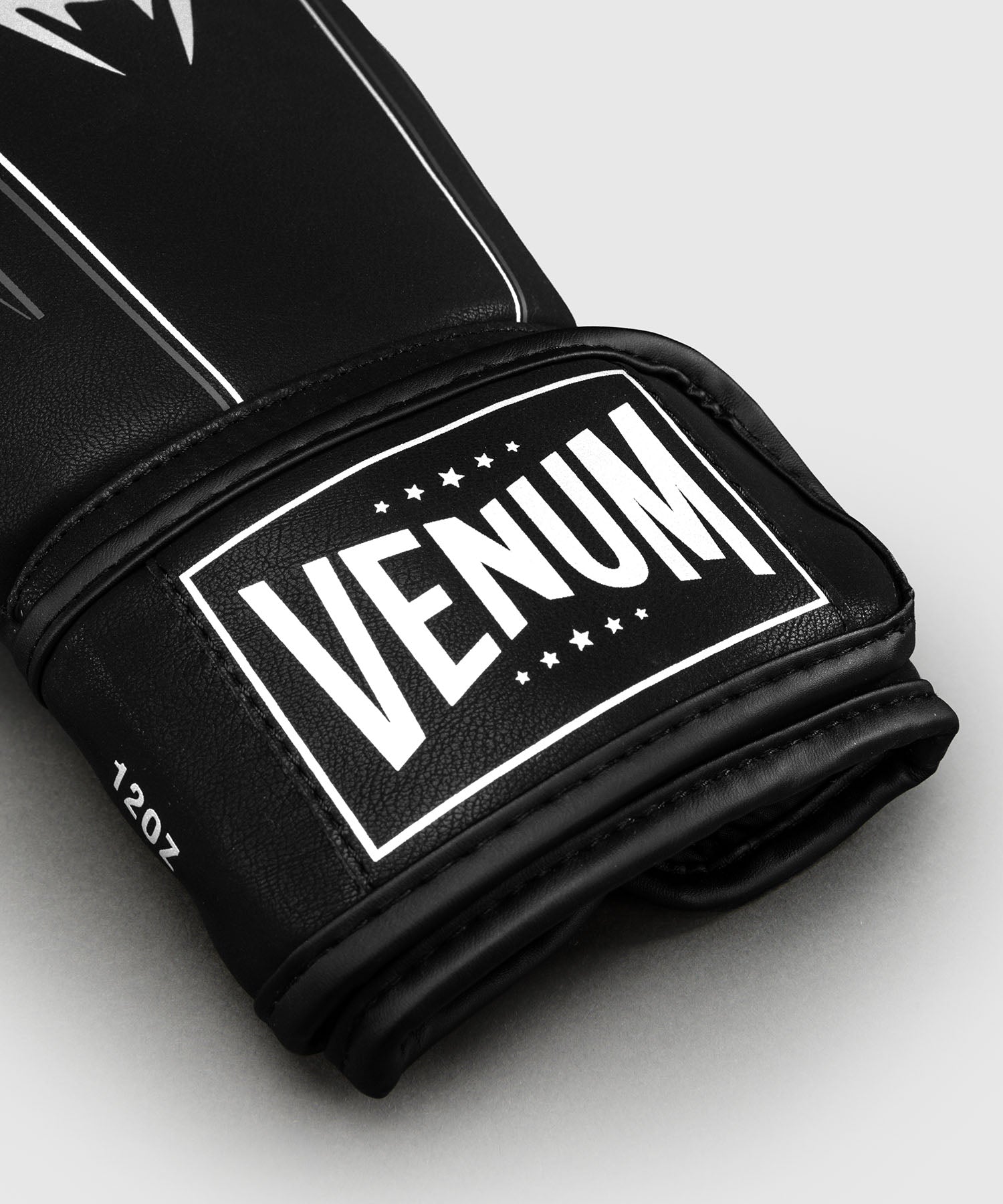 Gants de boxe Venum Streamline noir et blanc, micro-perforations de ventilation