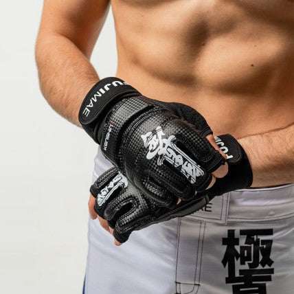 Gants Kyokushinkaï KenShin Fuji Mae noirs, vue de profil