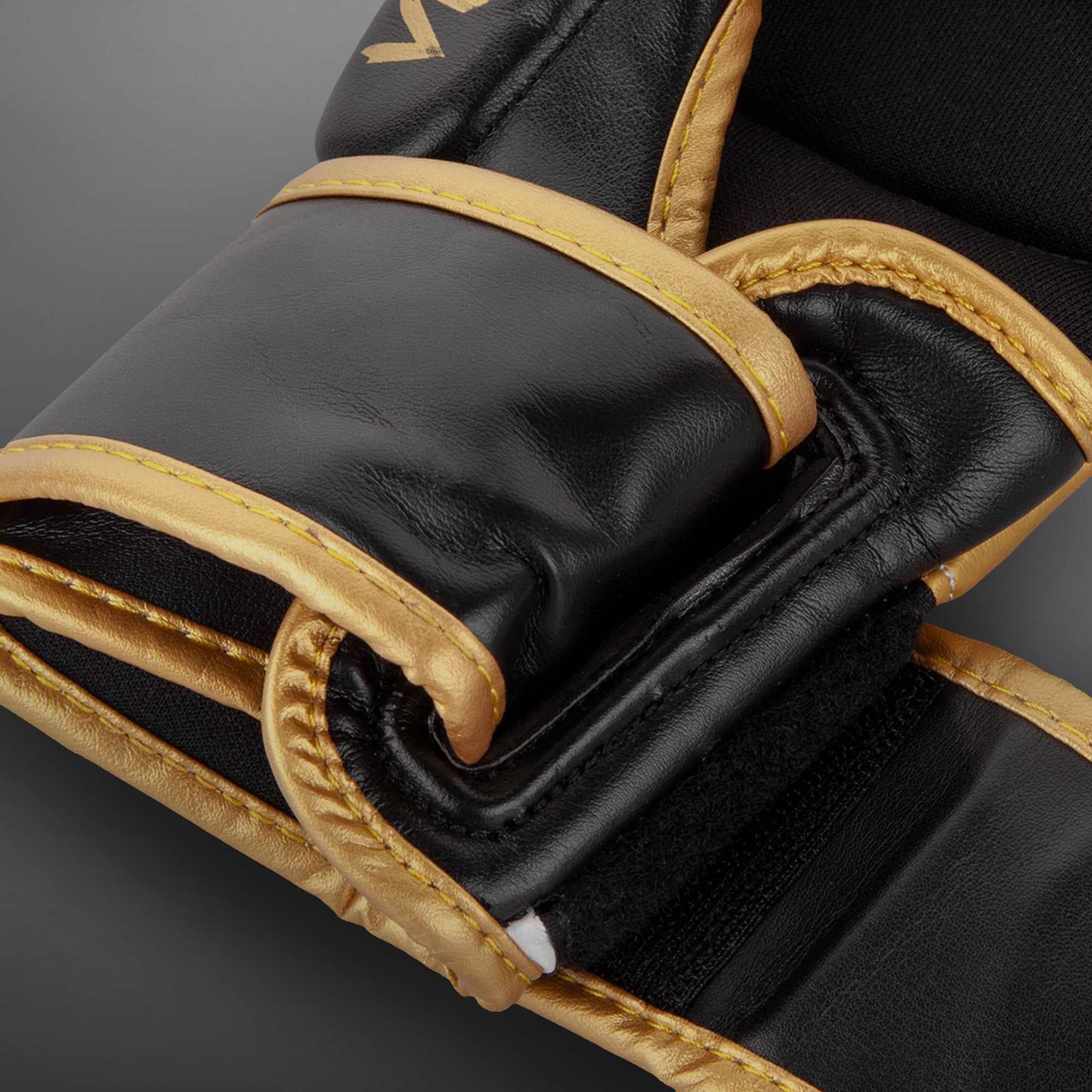 Gants de MMA Venum Challenger 3.0 blanc noir or pour sparring et entraînement