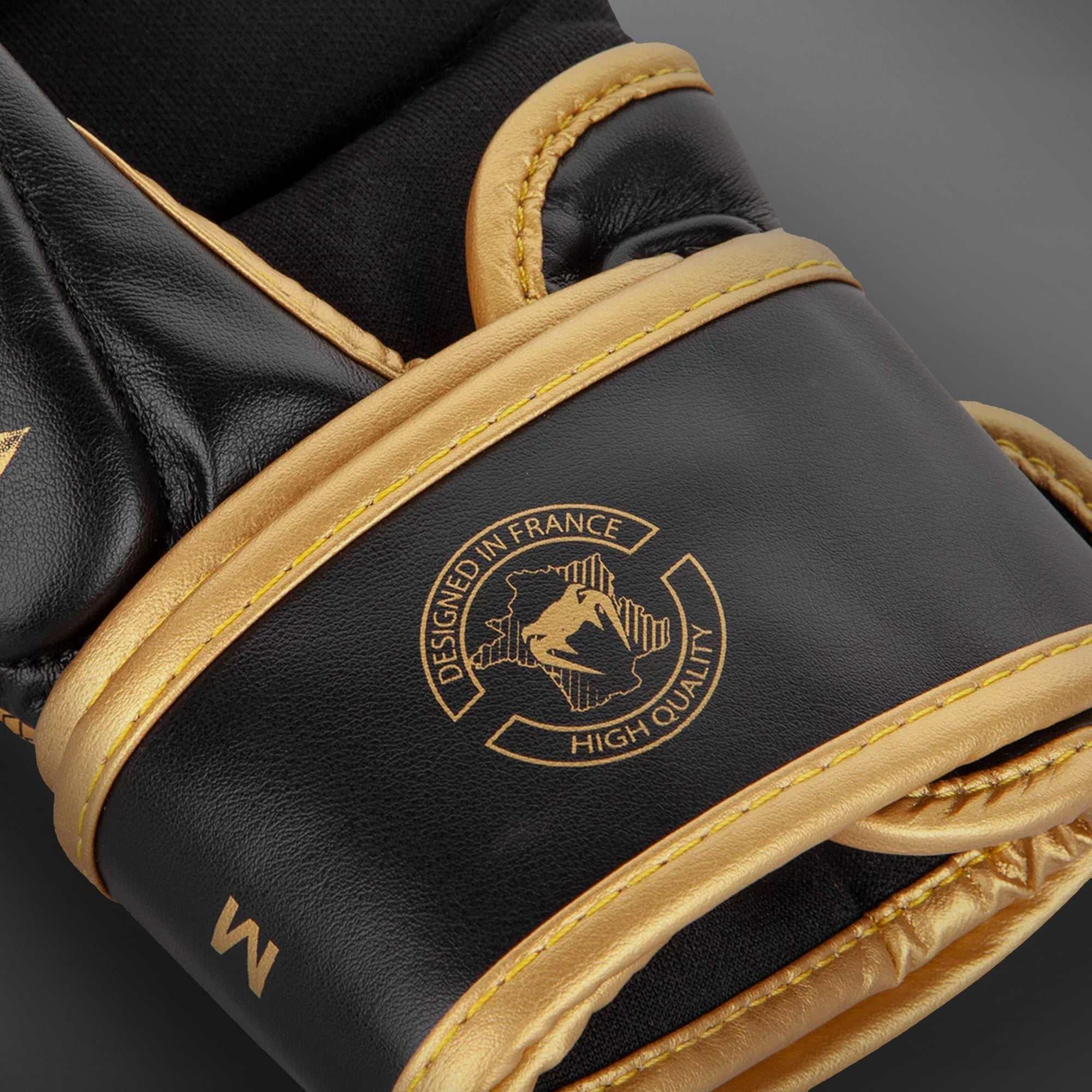 Gants de MMA Venum Challenger 3.0 blanc noir or pour sparring et entraînement avec rembourrage mousse multi-densité et fermeture velcro