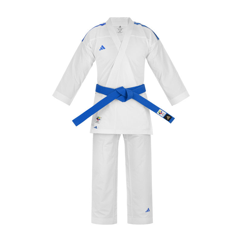 Kit karategi adidas SENKO WKF, deux vestes à bandes rouges et bleues et un pantalon