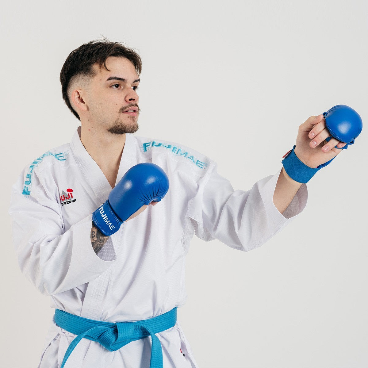 Mitaines de karaté FUJIMAE Advantage bleues, revêtement Flexskin