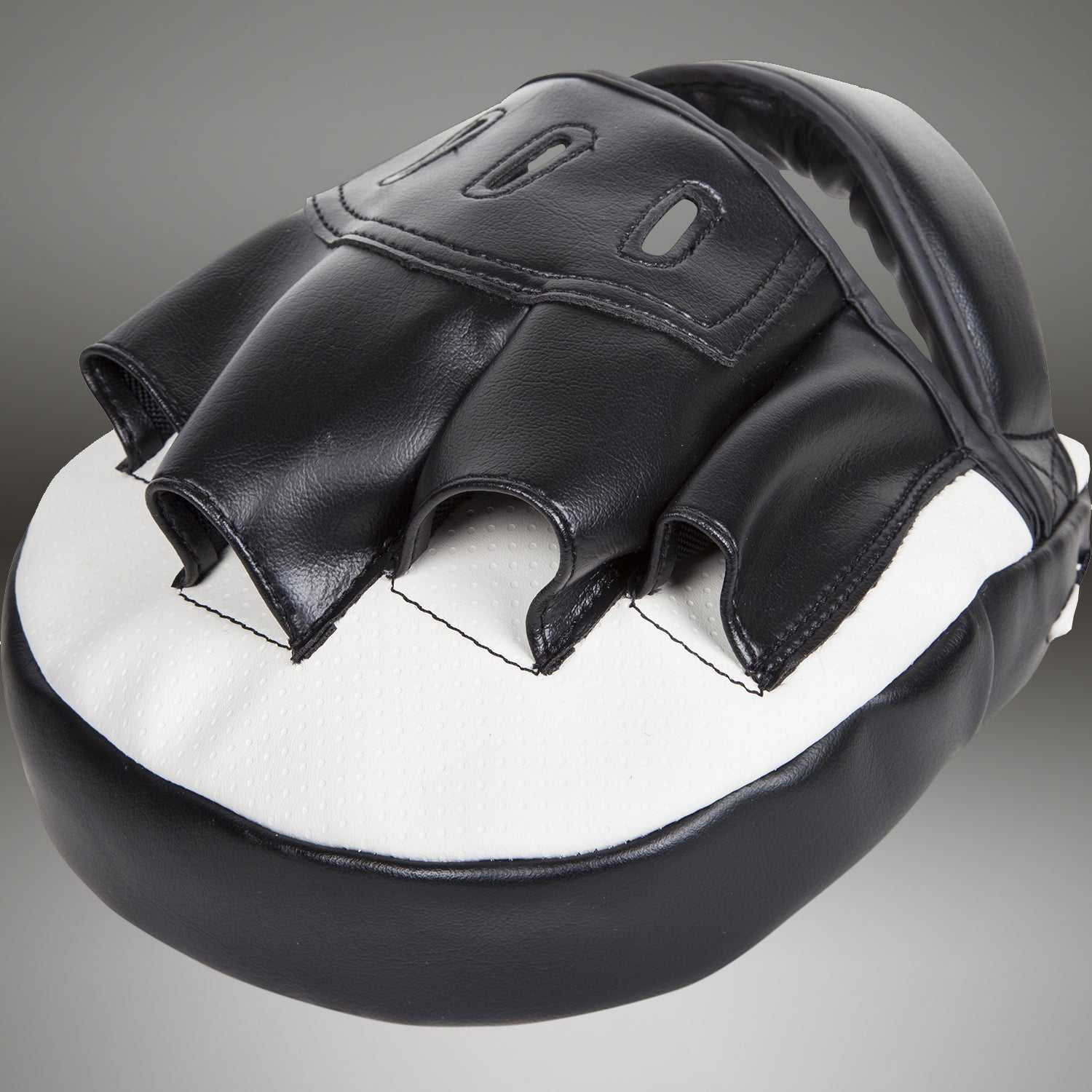 Pattes d’ours Venum Light courbées blanc et noir pour entraînements de boxe, muay-thaï et MMA, légères et précises.