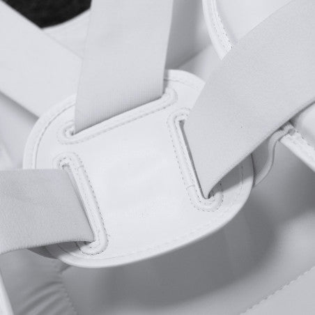Plastron karaté enfant adidas WKF blanc porté par un enfant