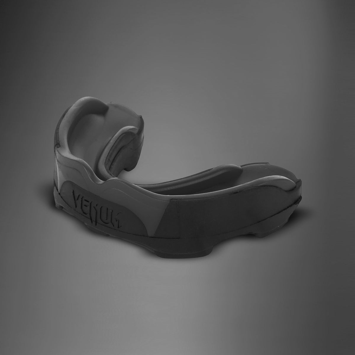 Protège-dents Venum Predator noir avec rainures de ventilation