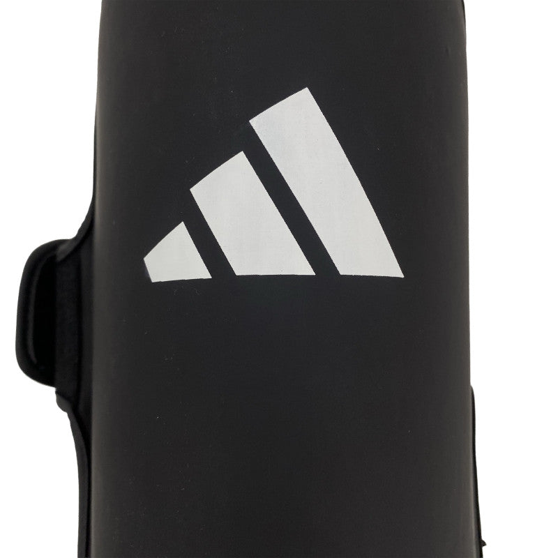 Logo adidas trois bandes sur le protège-tibias Shin'N Step Pad