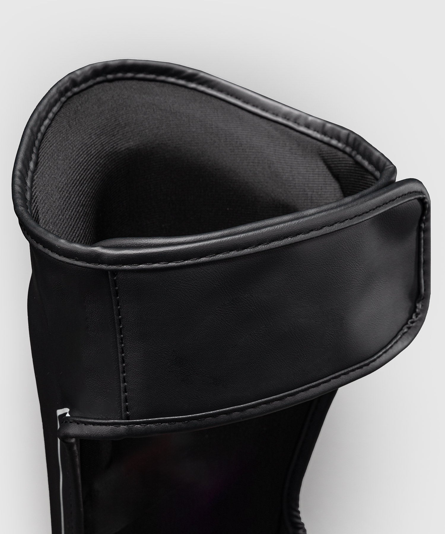 Fermetures au pied et au talon des protege-tibias Venum Stealth