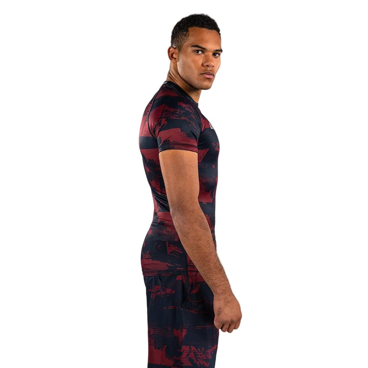 Rashguard MC Performance UFC à manches courtes, compression bleu marine à motifs bordeaux et argentés, col rond