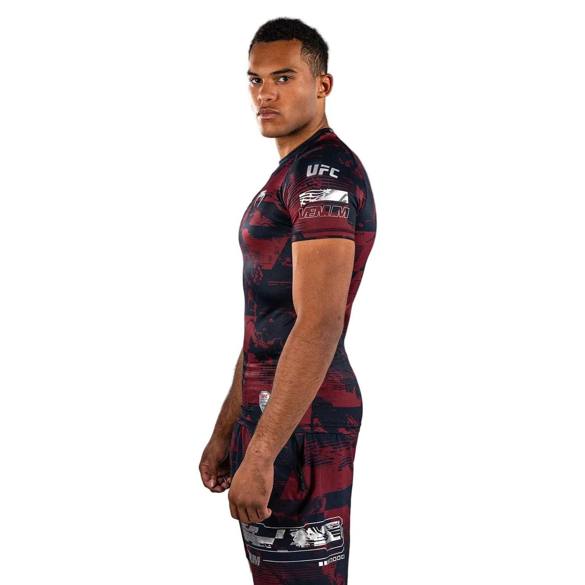 Rashguard MC Performance à manches courtes bleu marine et bordeaux, en tissu compressif à motifs graphiques argentés.