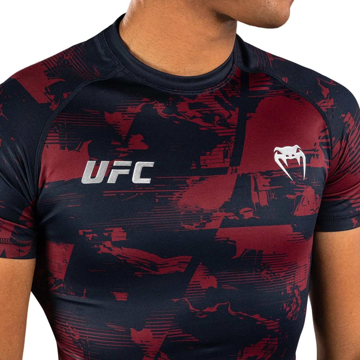 Rashguard MC Performance manches courtes bleu marine et bordeaux, en tissu de compression à motifs graphiques UFC métallisés.