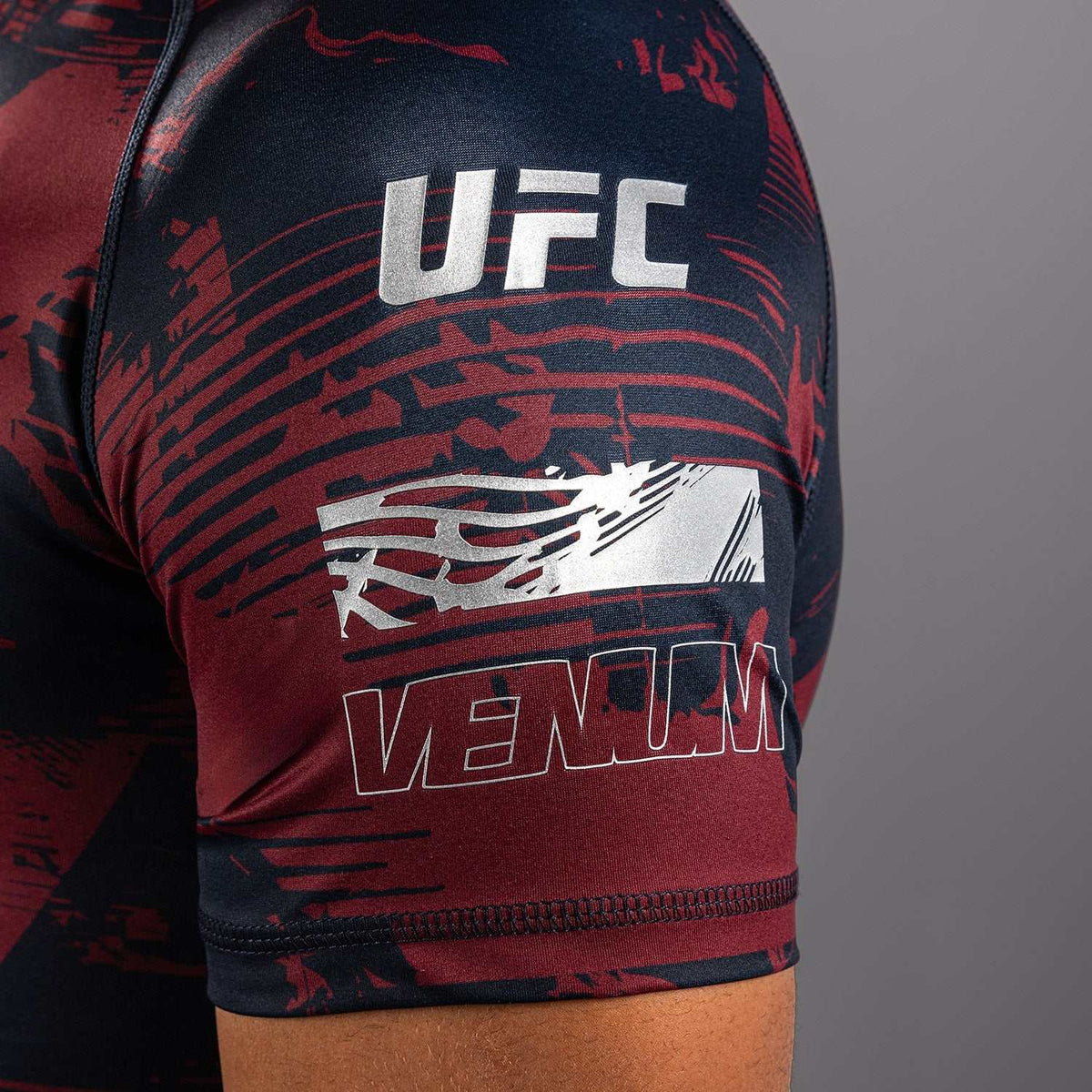 Rashguard MC Performance à manches courtes, bleu marine et bordeaux, en tissu de compression à motifs graphiques argentés lycra.