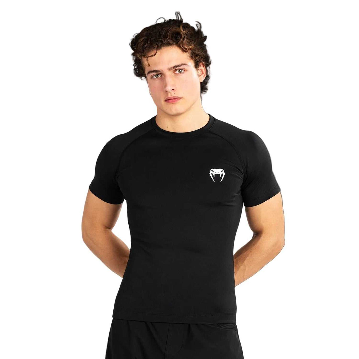 Rashguard à manches courtes Venum noir en tissu extensible, coupe compression et logo blanc sur la poitrine.