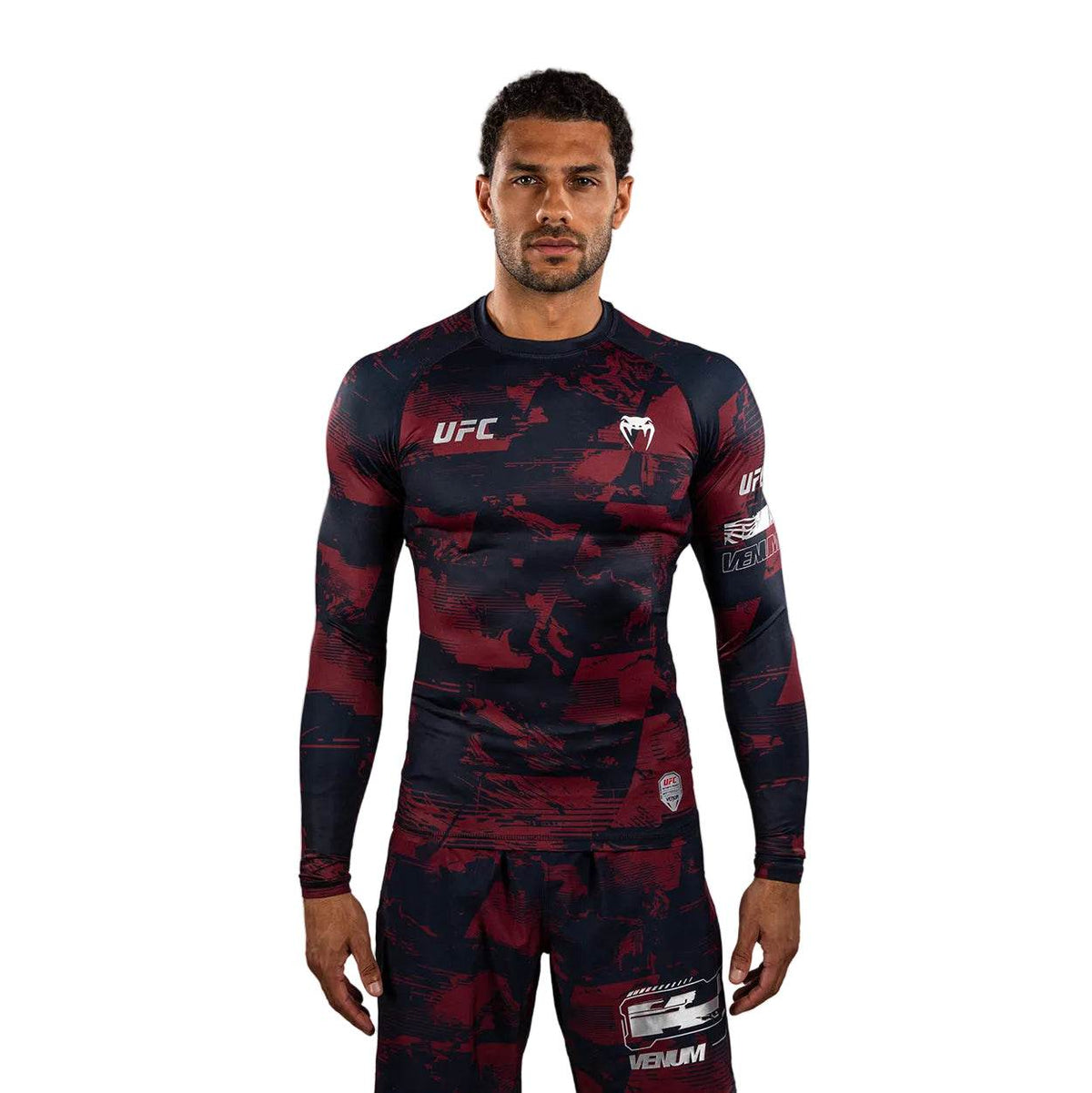 Rashguard ML Performance à manches longues, bleu marine et bordeaux, en tissu extensible à motifs graphiques UFC et Venum