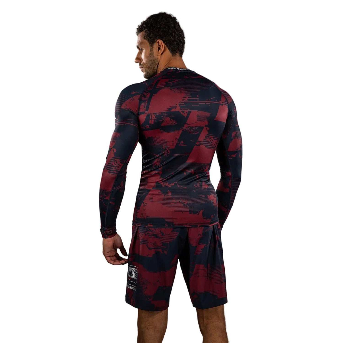 Rashguard ML Performance à manches longues bleu marine et bordeaux, en tissu extensible à motif graphique contrasté