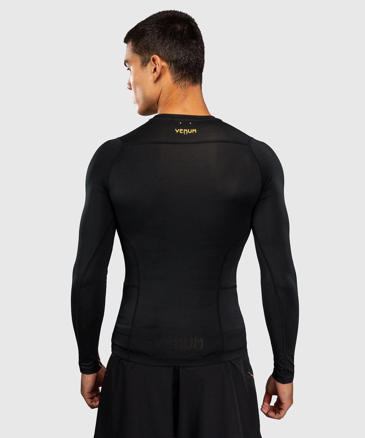 Rashguard Manches Longues Venum G-Core Noir/Or disponible à la Boutique des Arts Martiaux