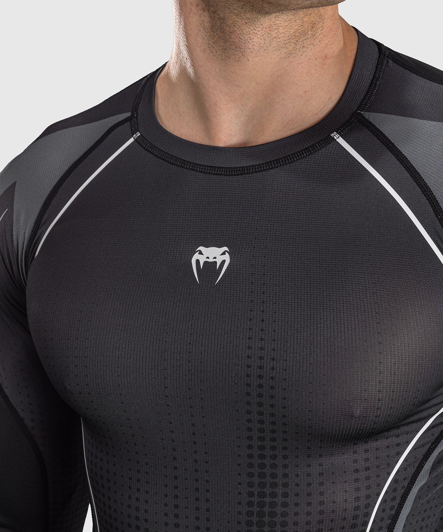 Detail du rashguard manches longues Venum Stealth noir et blanc
