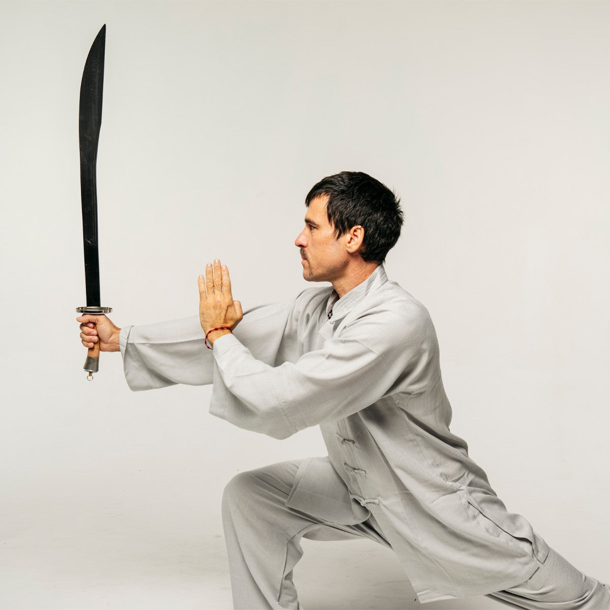 Sabre de Wu Shu FUJIMAE acier rigide présenté dans sa mallette