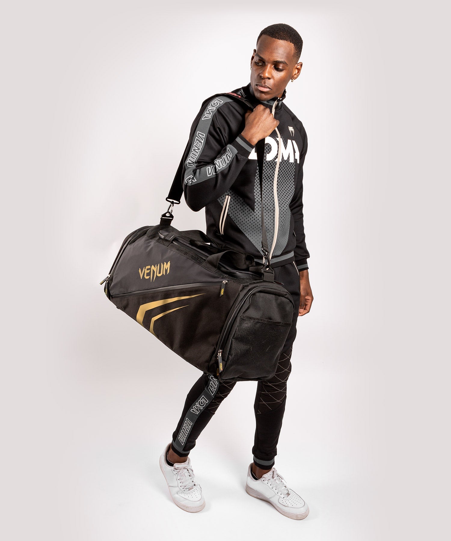 Sac de sport Venum Trainer Lite EVO noir et or avec multiples compartiments et ventilation mesh