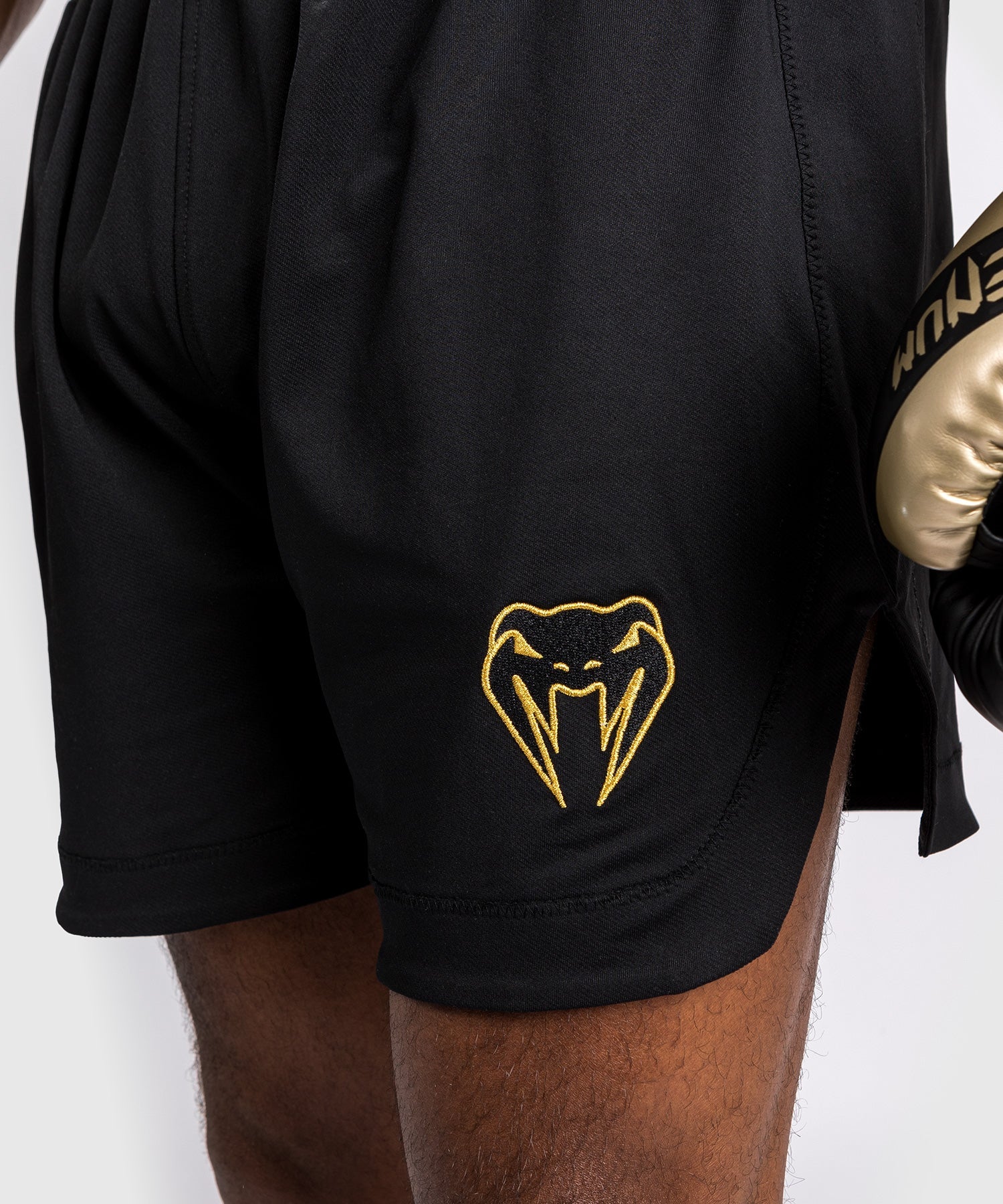 Detail du short de boxe Venum Classic noir et or