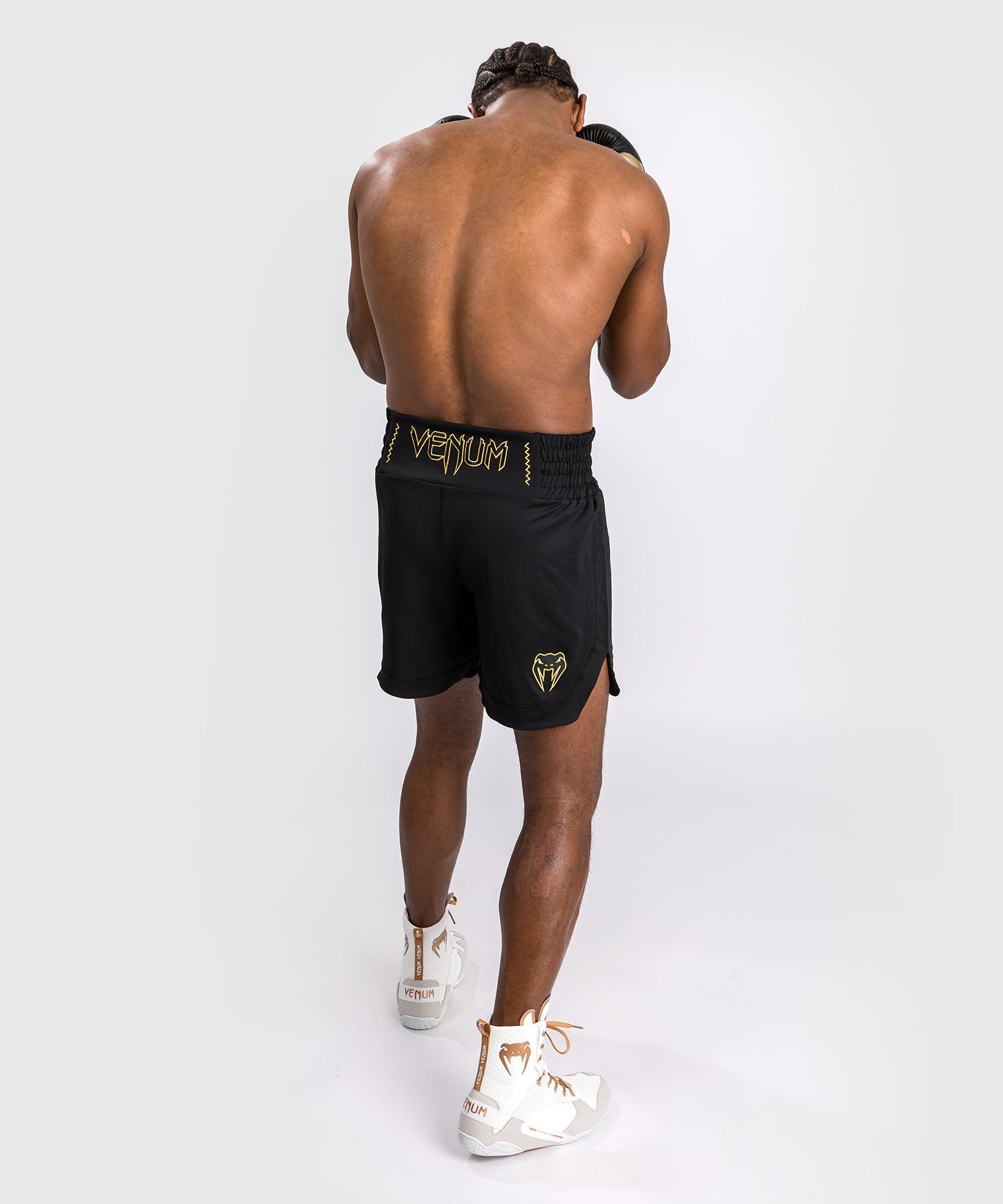 Fentes laterales du short de boxe Venum Classic noir et or