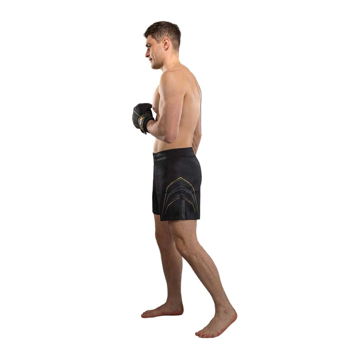 Short de combat noir en polyester, orné de motifs dorés et de fentes latérales pour une mobilité optimale