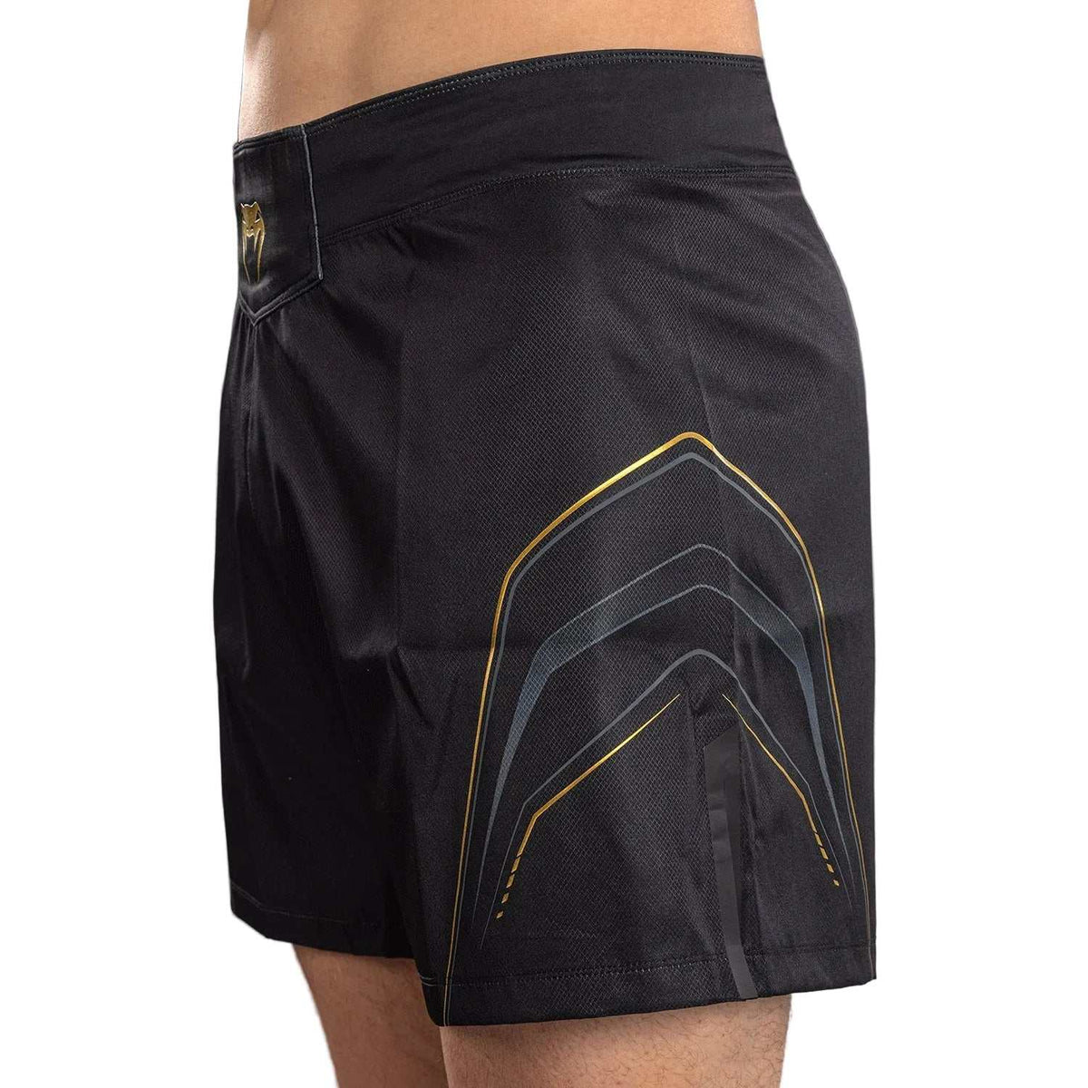 Short de combat Venum noir en polyester, orné de motifs géométriques gris et dorés sur le côté.