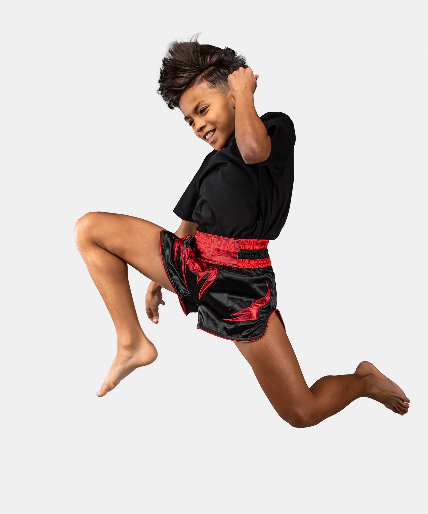Short de Muay Thaï Venum Attack Kids Noir/Rouge disponible à la Boutique des Arts Martiaux