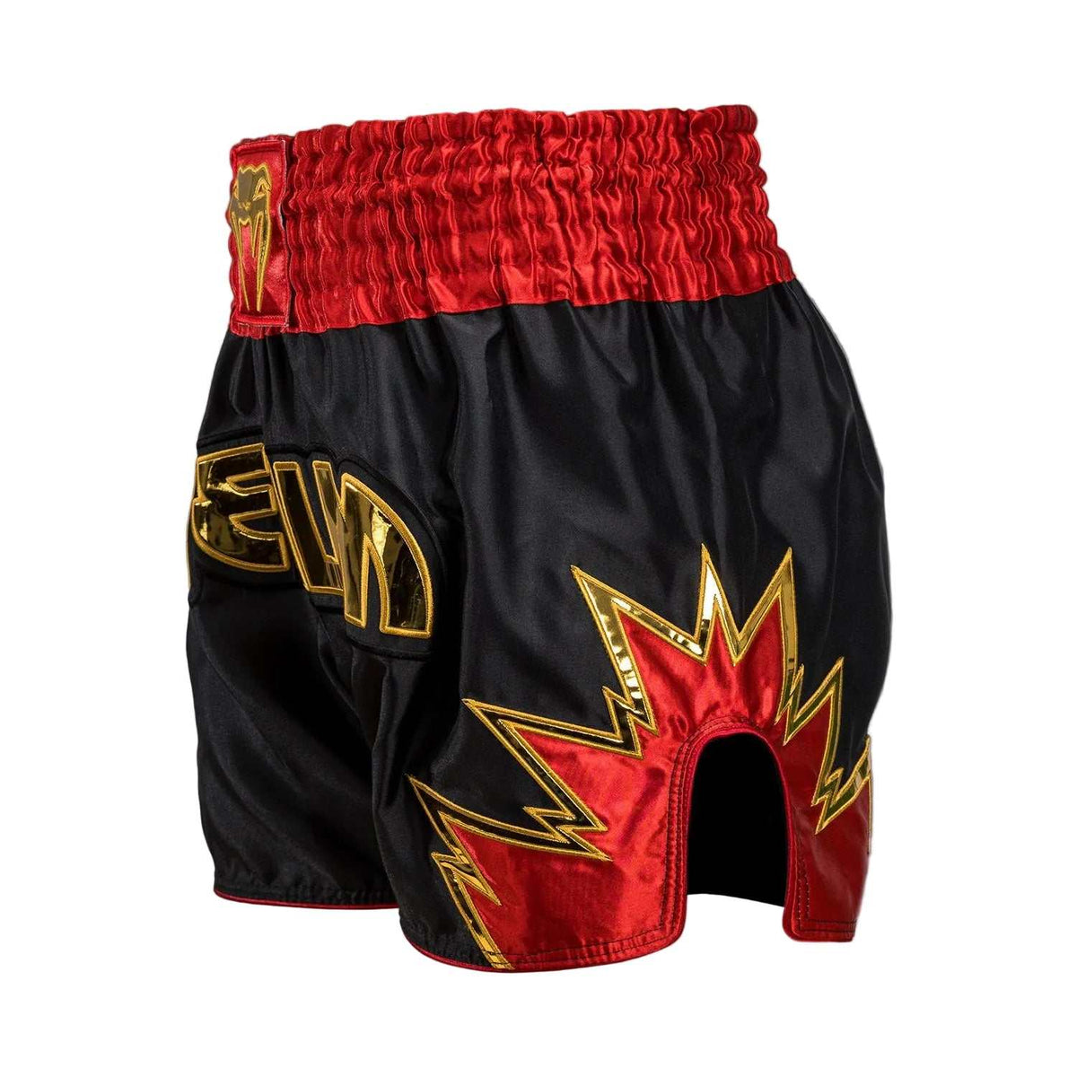 Short de Muay Thai Venum noir en satin, avec ceinture rouge et motifs graphiques rouges et dorés.