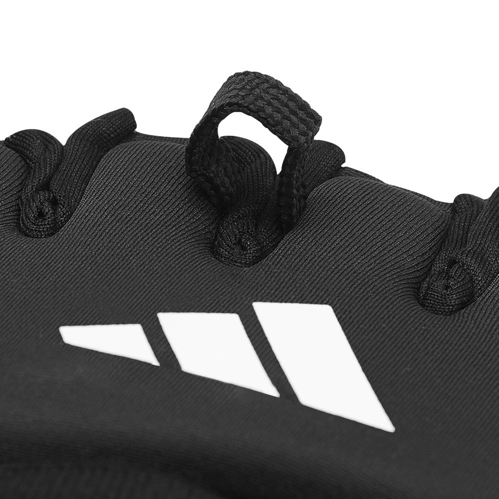 Sous-gant adidas porté, bande de maintien enroulée au poignet