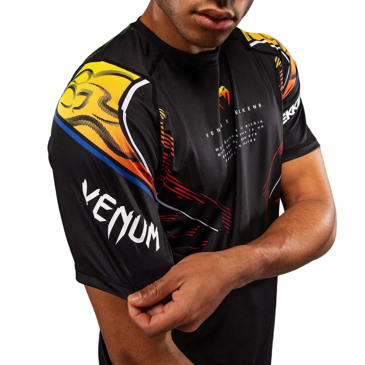 T-shirt Venum noir en tissu technique, motifs colorés Yoshimitsu et logos Venum et TEKKEN 8 visibles.