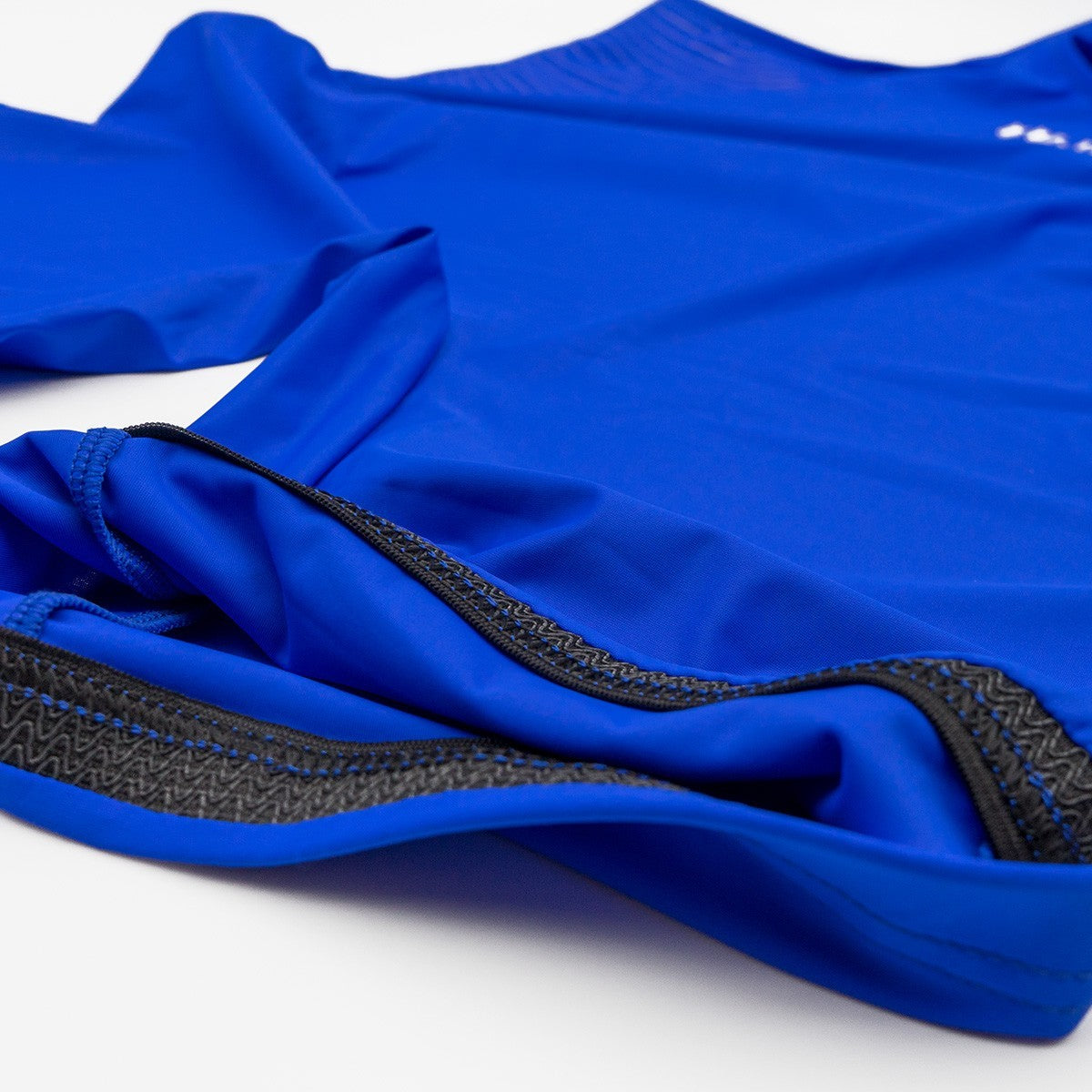 Bandes antidérapantes en bas de cuisse du singlet FUJIMAE