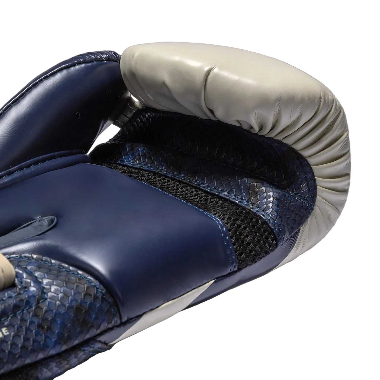 Gants de boxe Venum Challenger 4.0 Scales bleu minuit effet peau de serpent, cuir synthétique, protection triple densité, fermeture velcro large.