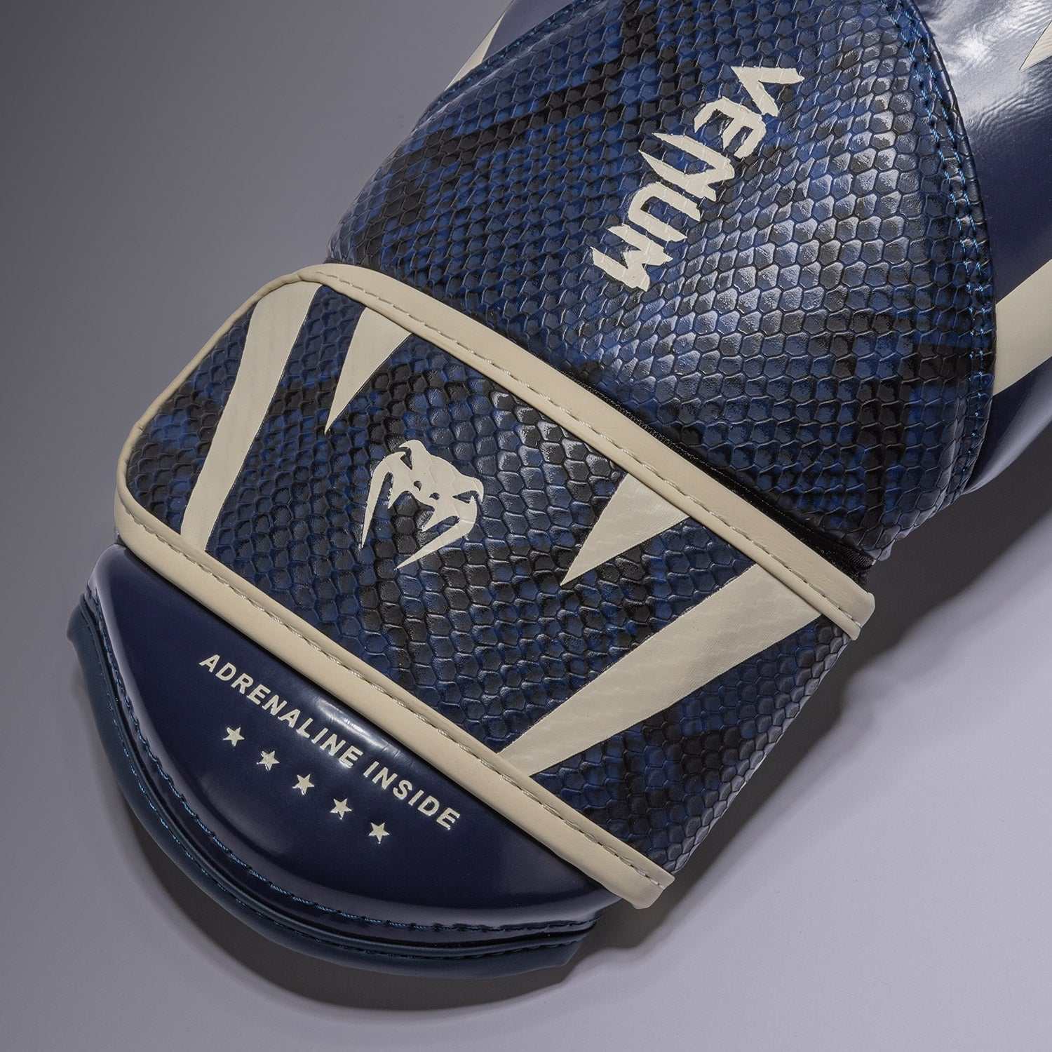Gants de boxe Venum Challenger 4.0 Scales bleu minuit avec texture peau de serpent et velcro large