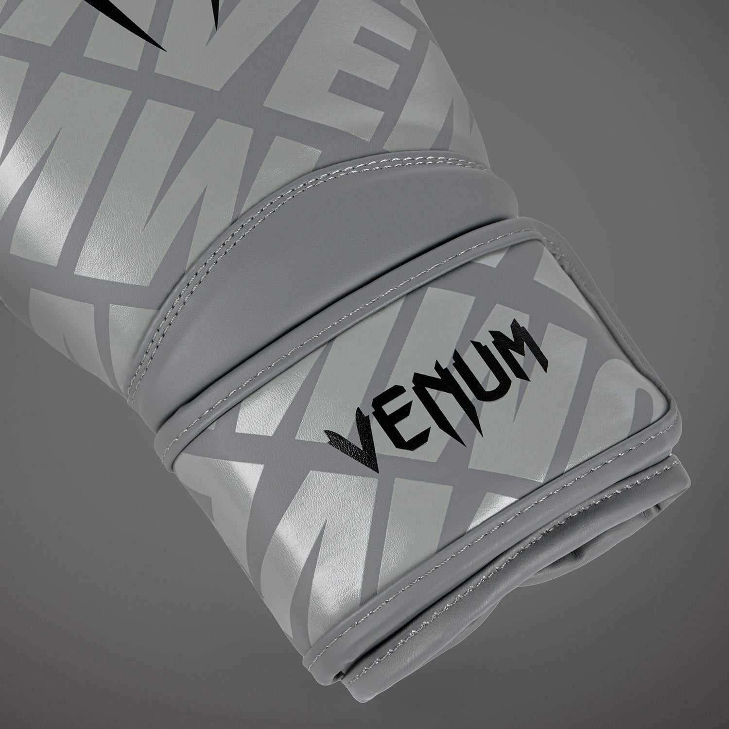 Gants de boxe Venum Contender 1.5 XT gris et noir pour débutants avec mousse multi-densité et velcro large